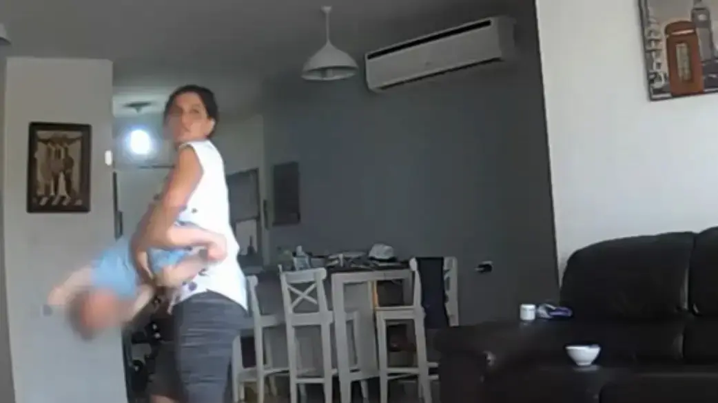 מטפלת מאשקלון תועדה מתעללת בתינוקת וגוררת אותה על הרצפה, 2 ביולי 2017 מטפלת מאשקלון תועדה מתעללת בתינוקת וגוררת אותה על הרצפה, 2 ביולי 2017