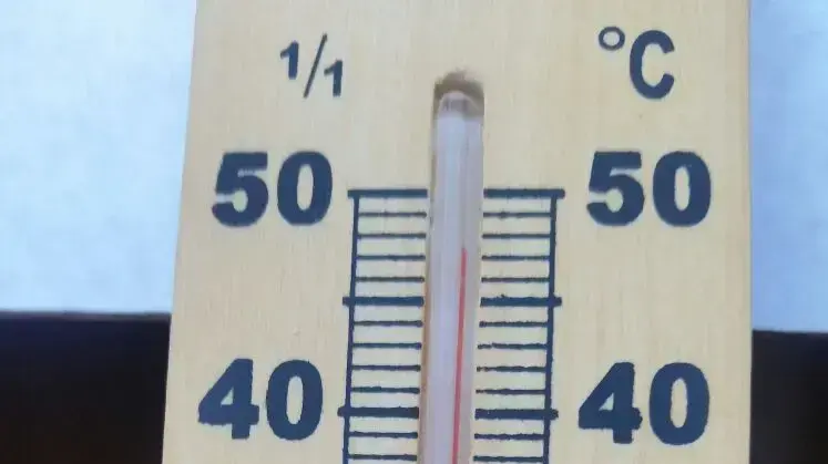 מד חום בקיבוץ אשלים מראה 47 מעלות מד חום בקיבוץ אשלים מראה 47 מעלות