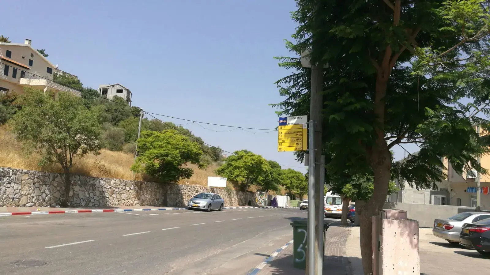 תחנות אוטובוס לא מוצלות בכפר ג'ת שבגליל המערבי יוני 2017 תחנות אוטובוס לא מוצלות בכפר ג'ת שבגליל המערבי יוני 2017