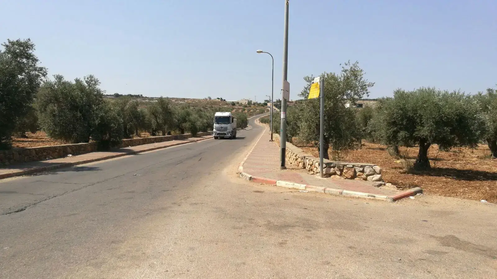 תחנות אוטובוס לא מוצלות בג'וליס יוני 2017 תחנות אוטובוס לא מוצלות בג'וליס יוני 2017
