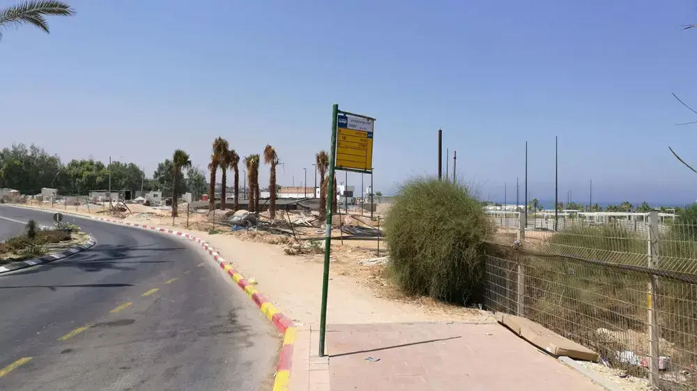 תחנות אוטובוס לא מוצלות באשקלון יוני 2017 תחנות אוטובוס לא מוצלות באשקלון יוני 2017