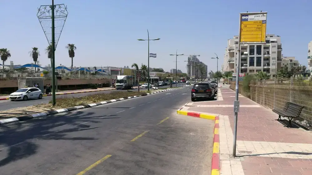 תחנות אוטובוס לא מוצלות באשקלון יוני 2017 תחנות אוטובוס לא מוצלות באשקלון יוני 2017