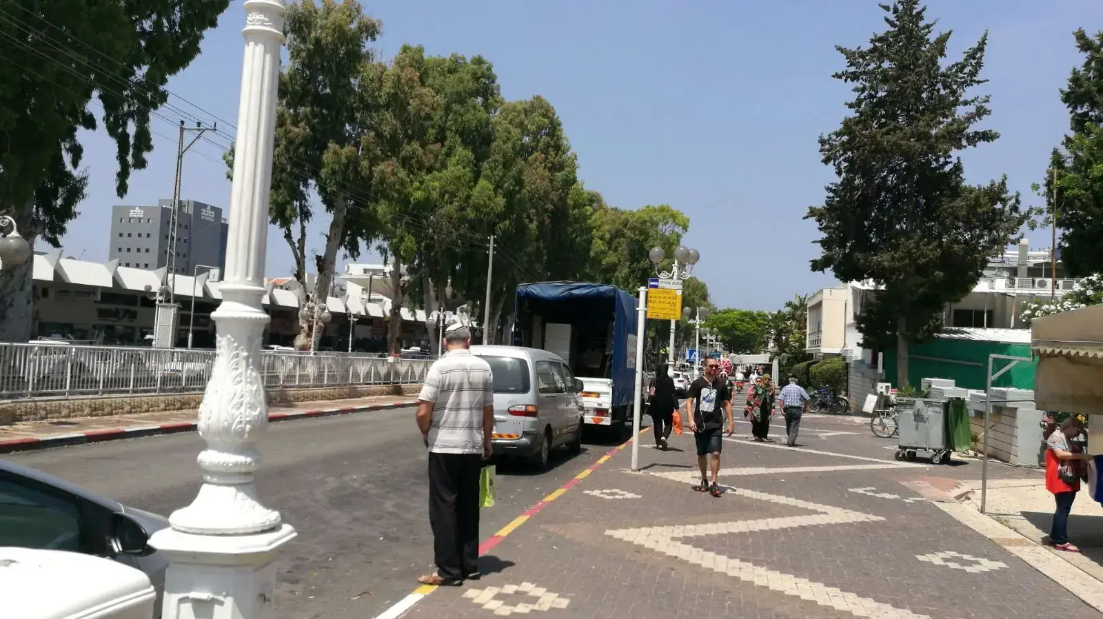 תחנות אוטובוס לא מוצלות בשדרות הגעתון בנהריה יוני 2017 תחנות אוטובוס לא מוצלות בשדרות הגעתון בנהריה יוני 2017