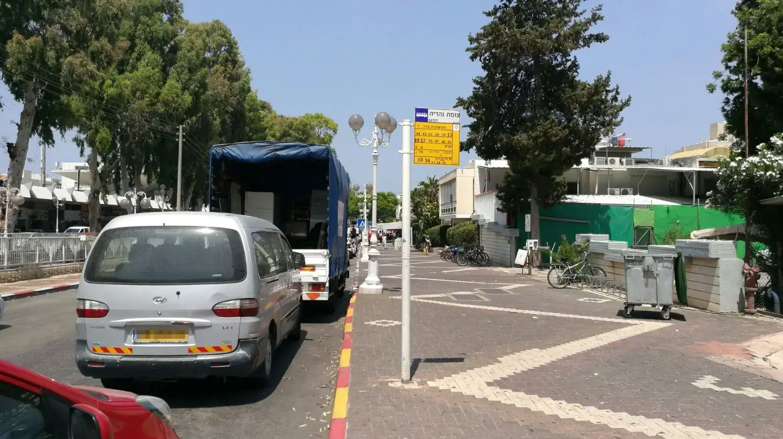 תחנות אוטובוס לא מוצלות בשדרות הגעתון בנהריה יוני 2017 תחנות אוטובוס לא מוצלות בשדרות הגעתון בנהריה יוני 2017