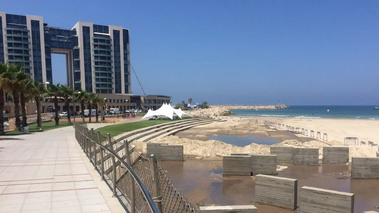 הזיהום בחוף בהרצליה הבוקר 3 ביולי 2017 הזיהום בחוף בהרצליה הבוקר 3 ביולי 2017