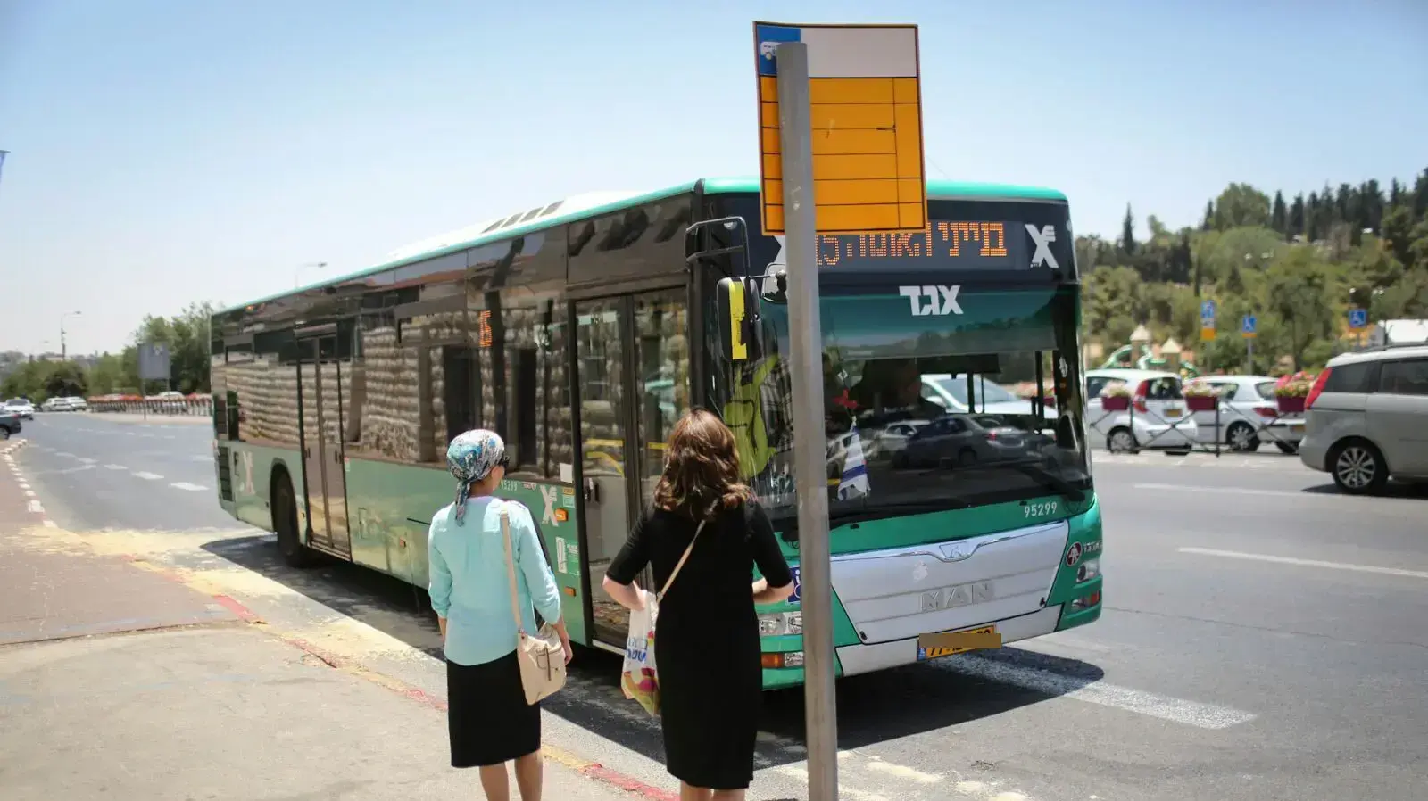 תחנות אוטובוס לא מוצלות בירושלים  יולי  2017