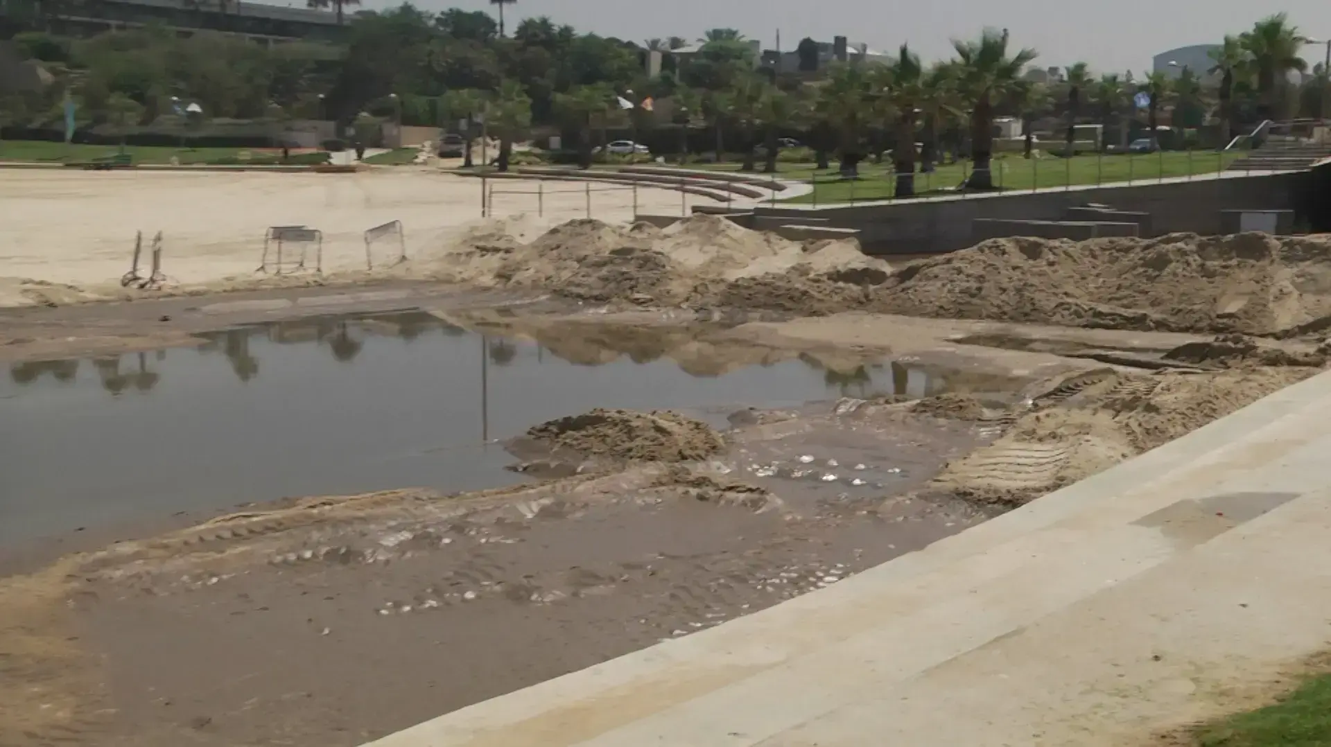 חלק נרחב מחופי הרצליה נסגרו לרחצה עקב פגיעת טרקטור בקו צינור ביוב
