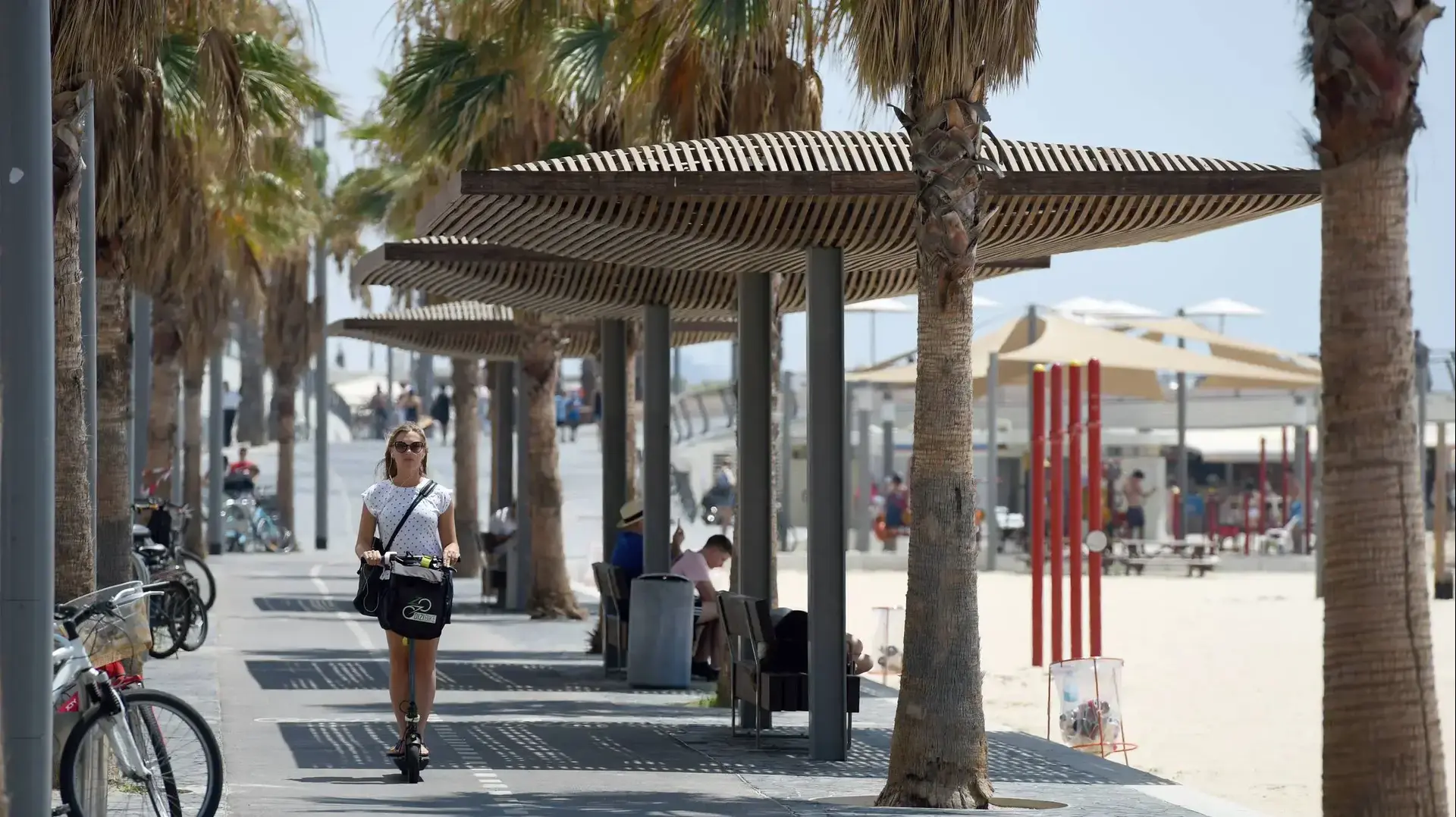 תל אביבים מצטננים במהלך השרב בים, 3 ביולי 2017 תל אביבים מצטננים במהלך השרב בים, 3 ביולי 2017
