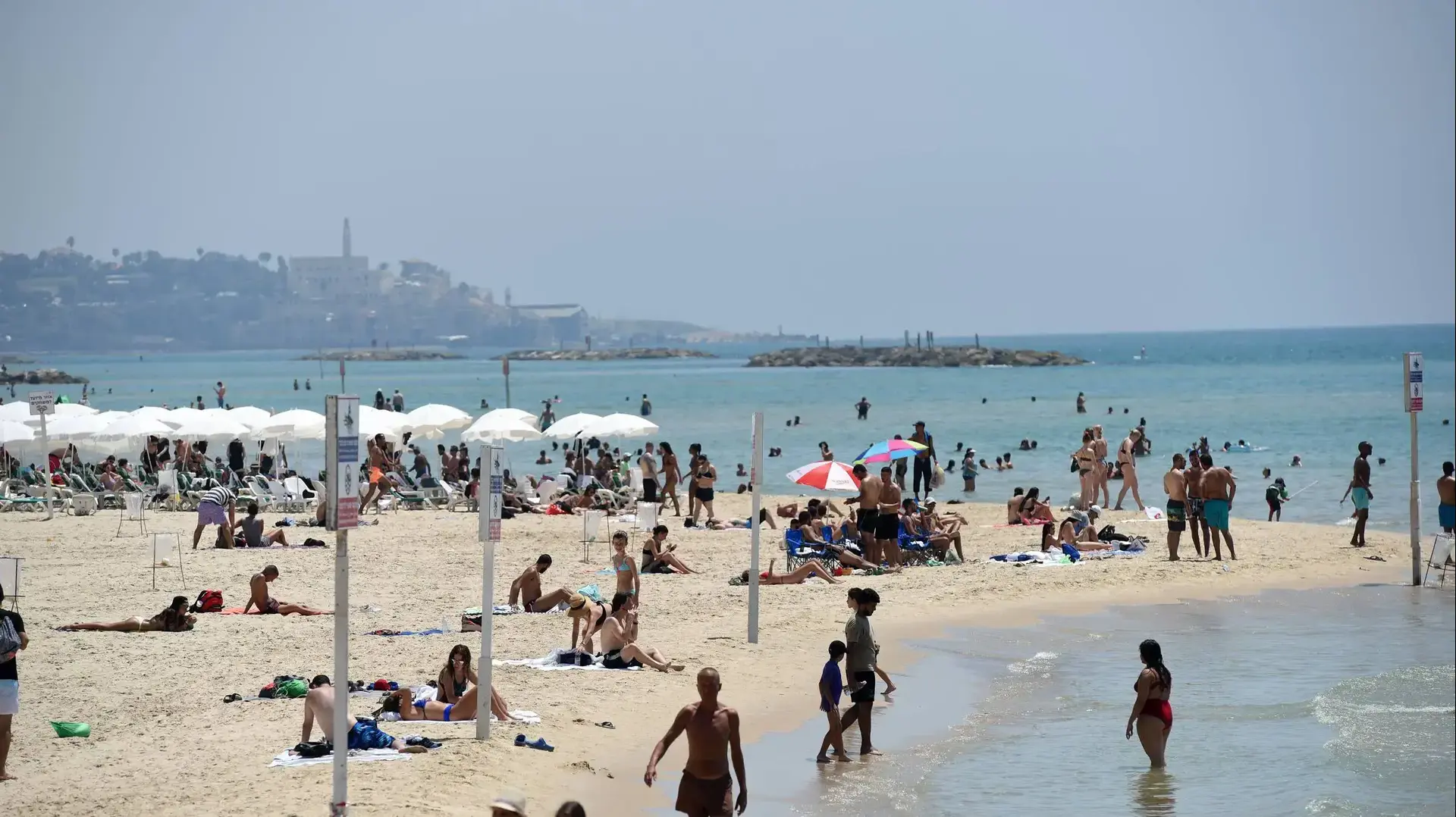 תל אביבים מצטננים במהלך השרב בים, 3 ביולי 2017 תל אביבים מצטננים במהלך השרב בים, 3 ביולי 2017