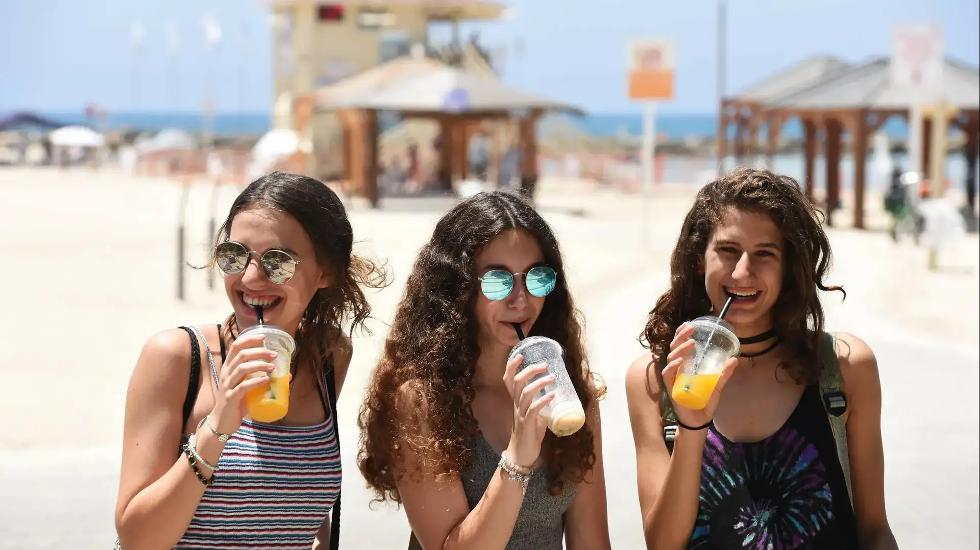 תל אביבים מצטננים במהלך השרב בים, 3 ביולי 2017