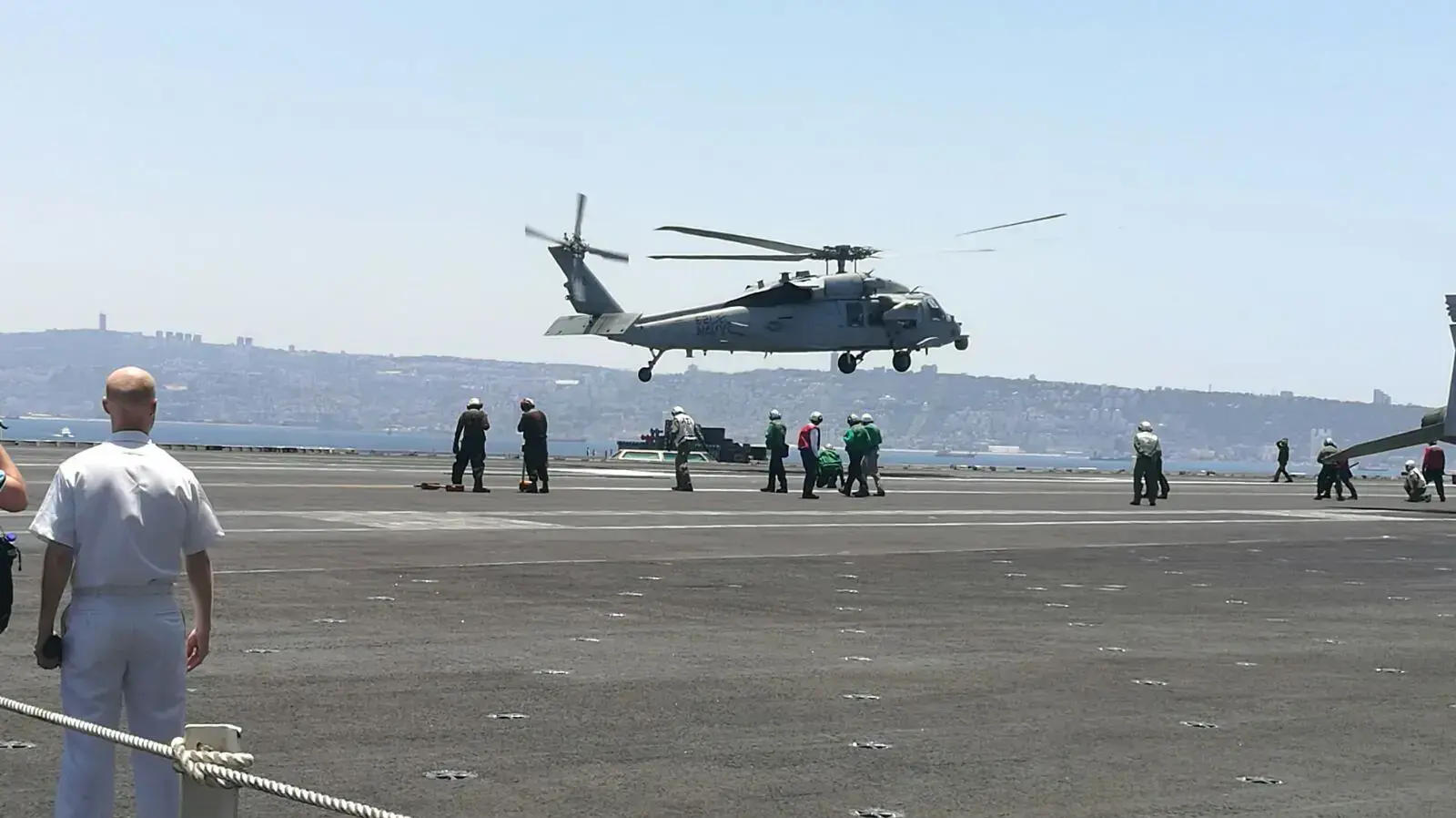 נושאת המטוסים האמריקנית ג'ורג' בוש העוגנת בנמל חיפה, 3 ביולי 2017 נושאת המטוסים האמריקנית ג'ורג' בוש העוגנת בנמל חיפה, 3 ביולי 2017