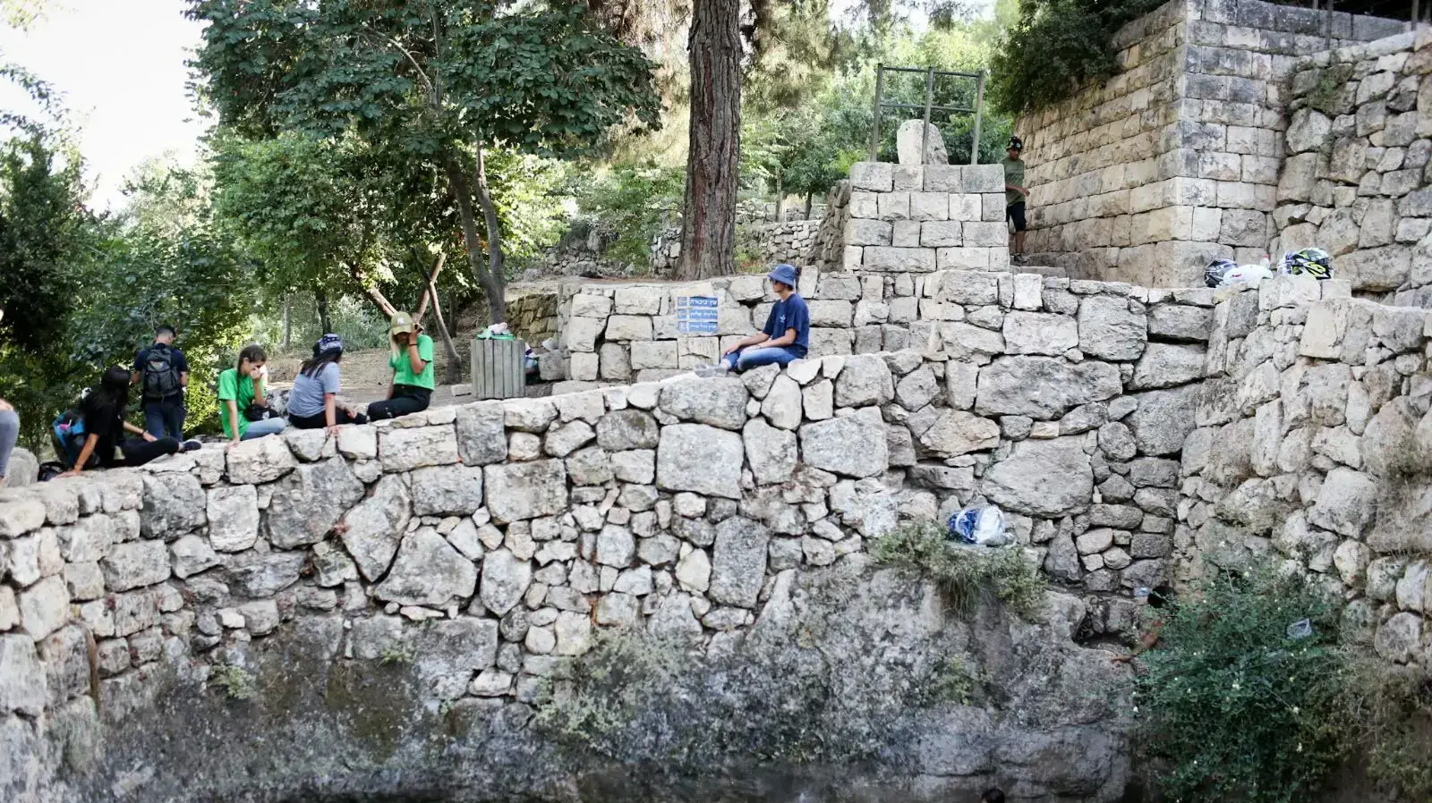 מטיילים במעיין סטף במהלך השרב, 3 ביולי 2017 מטיילים במעיין סטף במהלך השרב, 3 ביולי 2017