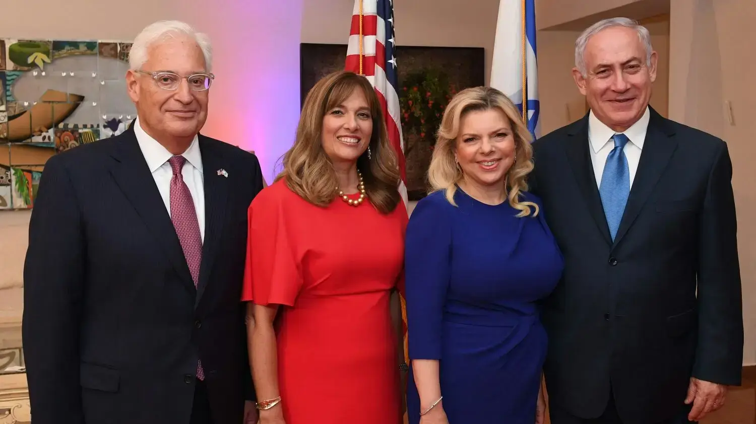 ראש הממשלה בנימין נתניהו ורעייתו באירוע לכבוד יום העצמאות האמריקני בבית השגריר דייויד פרידמן, יולי 2017 ראש הממשלה בנימין נתניהו ורעייתו באירוע לכבוד יום העצמאות האמריקני בבית השגריר דייויד פרידמן, יולי 2017