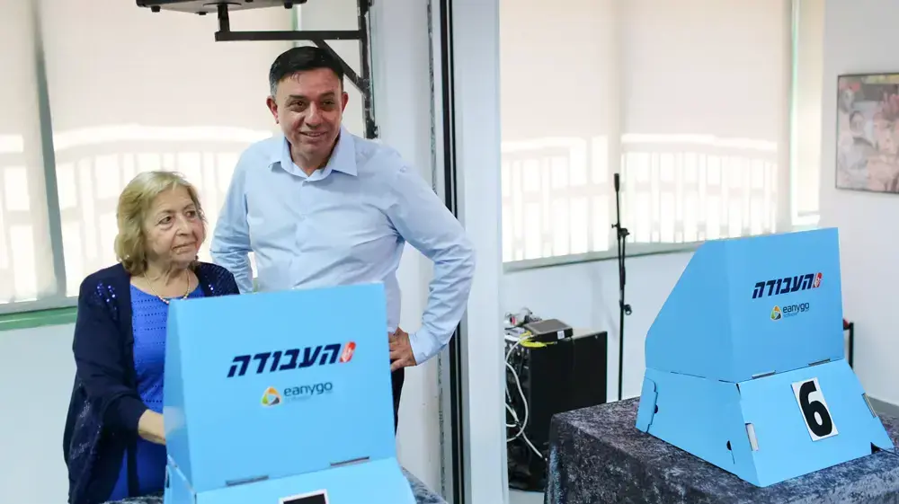 אבי גבאי מצביע בירושלים 4 ביוני 2017 אבי גבאי מצביע בירושלים 4 ביוני 2017