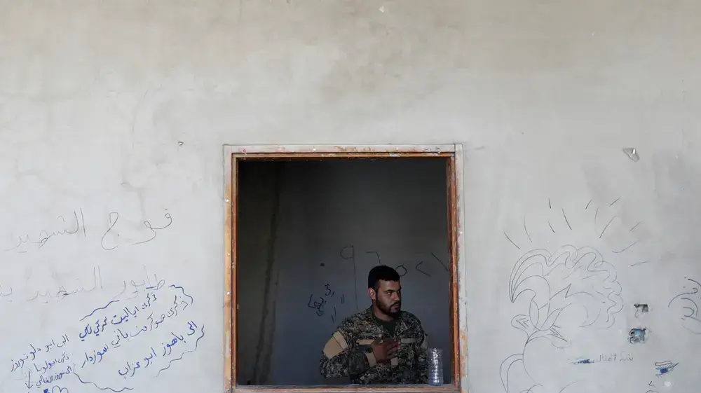 לוחמים כורדים ב-YPG בעיר א-רקה, סוריה, יולי 2017 לוחמים כורדים ב-YPG בעיר א-רקה, סוריה, יולי 2017