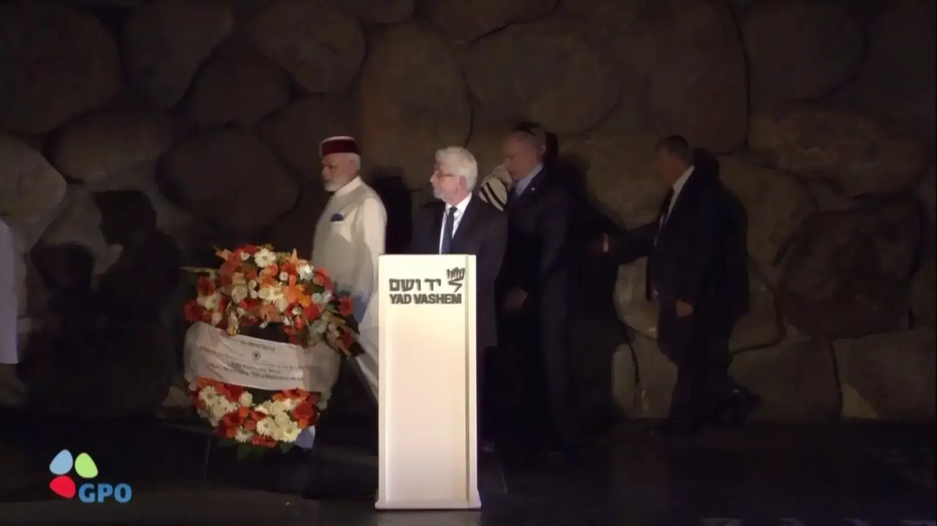 בנימין נתניהו ונרנדה מודי בסיור ביד ושם 4 ביולי 2017 בנימין נתניהו ונרנדה מודי בסיור ביד ושם 4 ביולי 2017