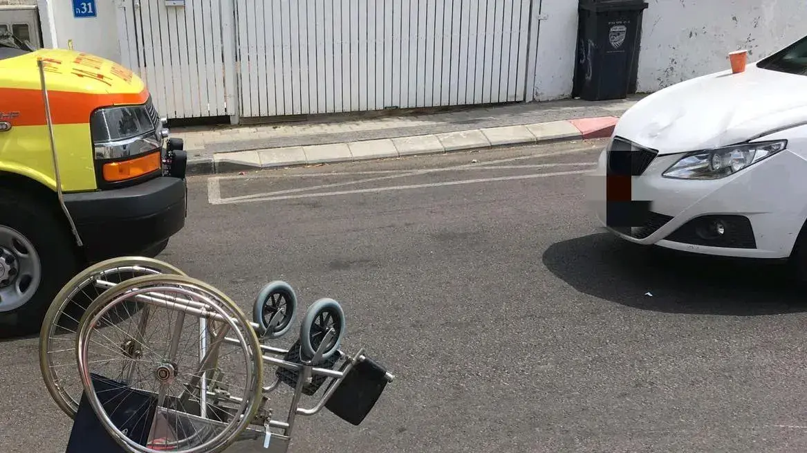 תאונה של נכה בת 80 בכיסא גלגלים, בראשל"צ תאונה של נכה בת 80 בכיסא גלגלים, בראשל"צ