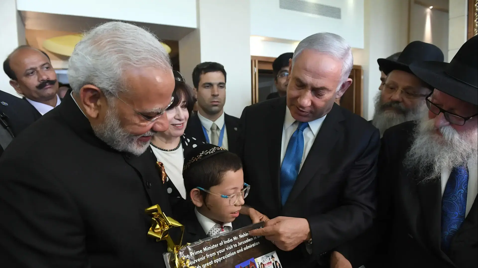 ראש הממשלה בנימין נתניהו וראש ממשלת הודו נרנדרה מודי נפגשו עם הילד מוישי הולצברג 5 ביולי 2017 ראש הממשלה בנימין נתניהו וראש ממשלת הודו נרנדרה מודי נפגשו עם הילד מוישי הולצברג 5 ביולי 2017