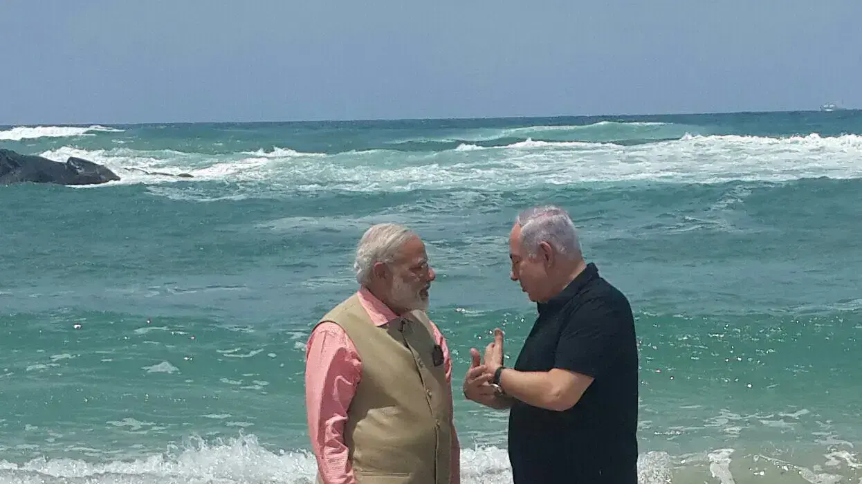 בנימין נתניהו ונרנדרה מודי בחוף אולגה במתקן נייד להתפלת מים 6 ביולי 2017 בנימין נתניהו ונרנדרה מודי בחוף אולגה במתקן נייד להתפלת מים 6 ביולי 2017