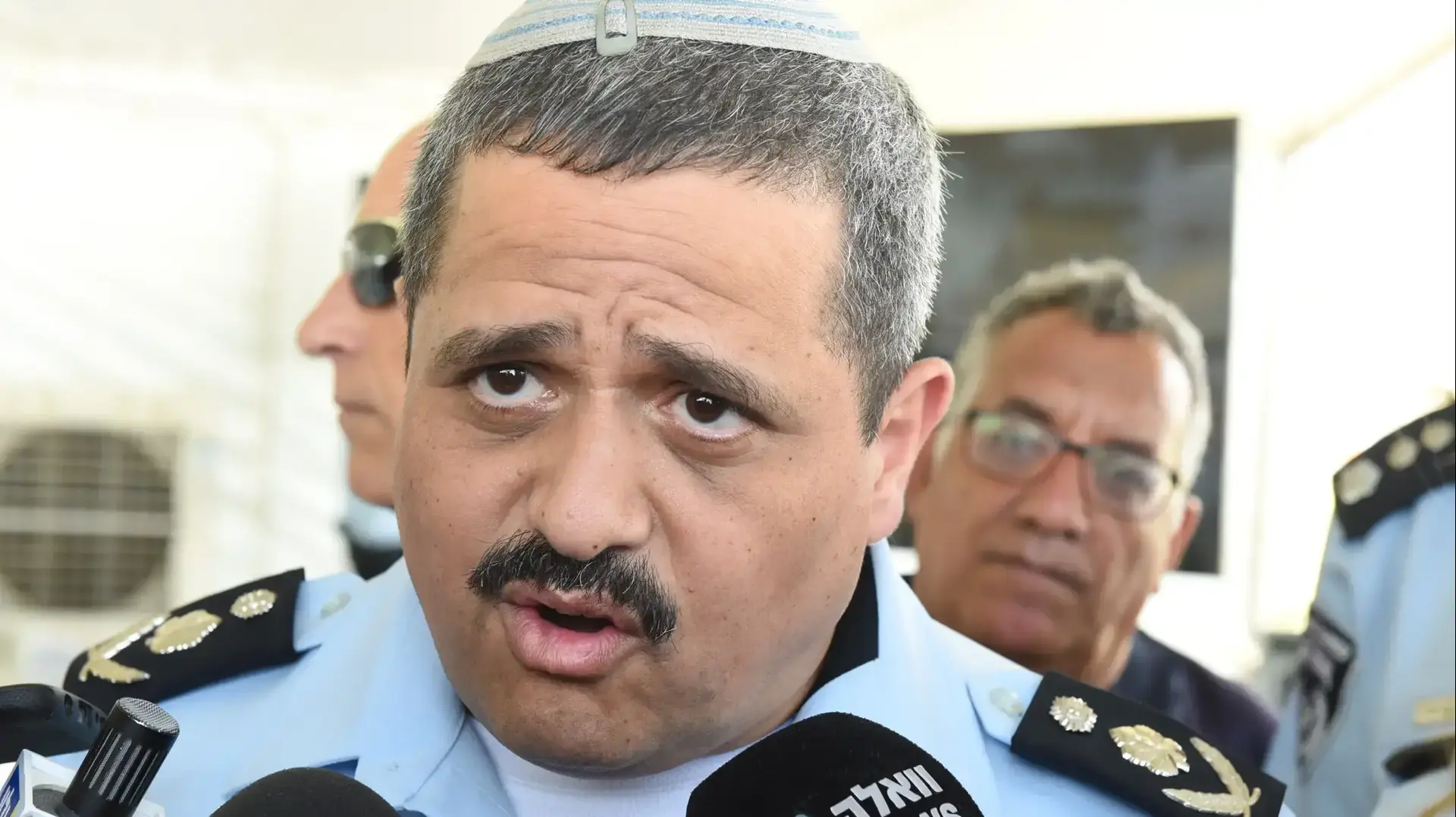 המפכ"ל רוני אלשיך והשר ארדן היום בטקס טקס חנוכת השיטור הרגלי של חוף הים 6 ביולי 2017