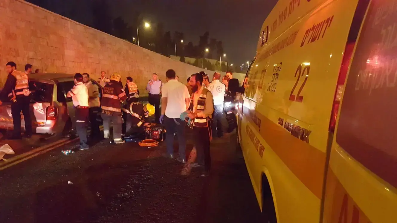 הרוג ו-3 פצועים בתאונה ברחוב יצחק שמיר בסמוך למנהרת הארזים בירושלים, יולי 2017 הרוג ו-3 פצועים בתאונה ברחוב יצחק שמיר בסמוך למנהרת הארזים בירושלים, יולי 2017