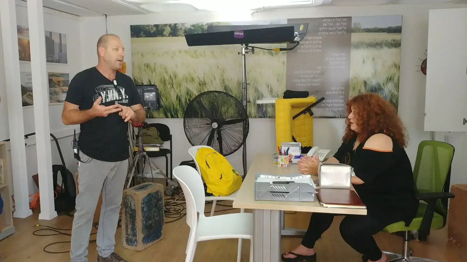 אסתי זקהיים ושאר נציגי ארגון השחקנים שח"ם משביתים את סט צילומי הסדרה "נעלמים" בגלל טענות לפגיעה בזכויות השחקנים אסתי זקהיים ושאר נציגי ארגון השחקנים שח"ם משביתים את סט צילומי הסדרה "נעלמים" בגלל טענות לפגיעה בזכויות השחקנים