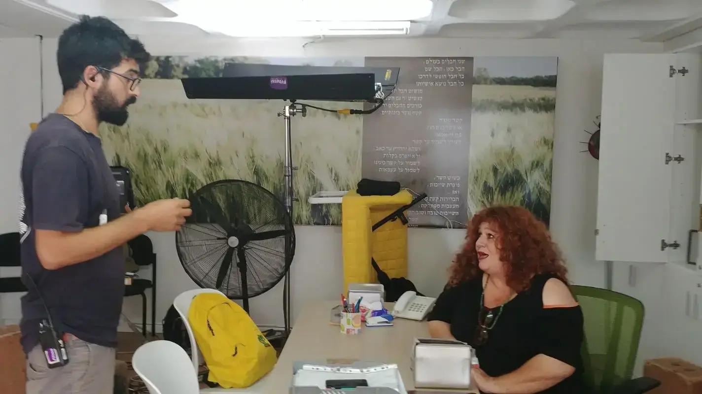 אסתי זקהיים ושאר נציגי ארגון השחקנים שח"ם משביתים את סט צילומי הסדרה "נעלמים" בגלל טענות לפגיעה בזכויות השחקנים אסתי זקהיים ושאר נציגי ארגון השחקנים שח"ם משביתים את סט צילומי הסדרה "נעלמים" בגלל טענות לפגיעה בזכויות השחקנים