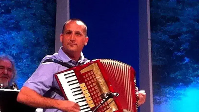 רן קוניק ראש עיריית גבעתיים עם אקורדיון רן קוניק ראש עיריית גבעתיים עם אקורדיון