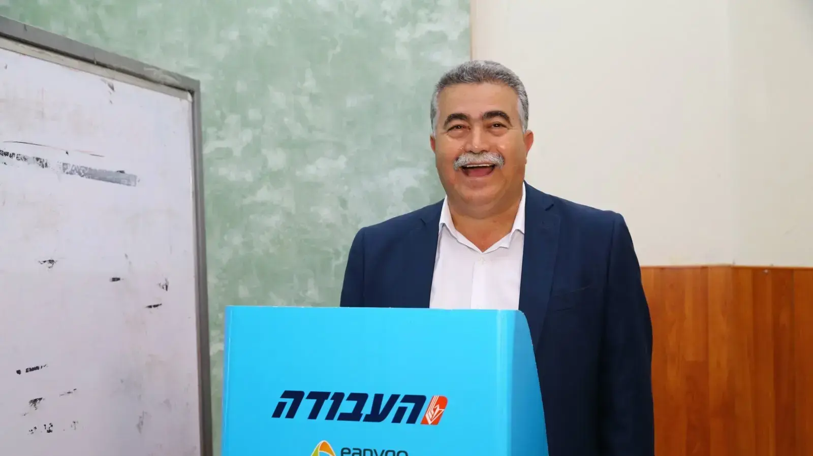 עמיר פרץ מצביע בשדרות עמיר פרץ מצביע בשדרות