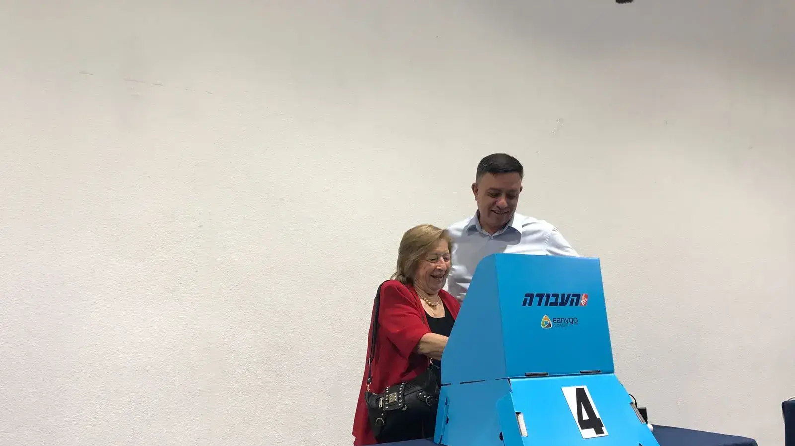 אבי גבאי מצביע בירושלים אבי גבאי מצביע בירושלים