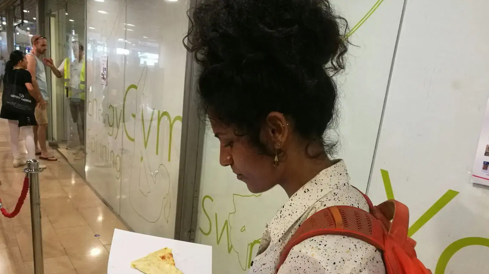מצביעת מפלגת העבודה מקבלת מסרונים מצביעת מפלגת העבודה מקבלת מסרונים