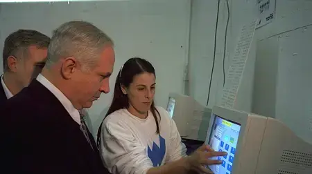 ראש הממשלה בנימין נתניהו מקבל הסברים כיצד להצביע באמצעות מחשב, בבחירות הפריימריז של תנועת הליכוד בגני התערוכה בתל אביב. ראש הממשלה בנימין נתניהו מקבל הסברים כיצד להצביע באמצעות מחשב, בבחירות הפריימריז של תנועת הליכוד בגני התערוכה בתל אביב.