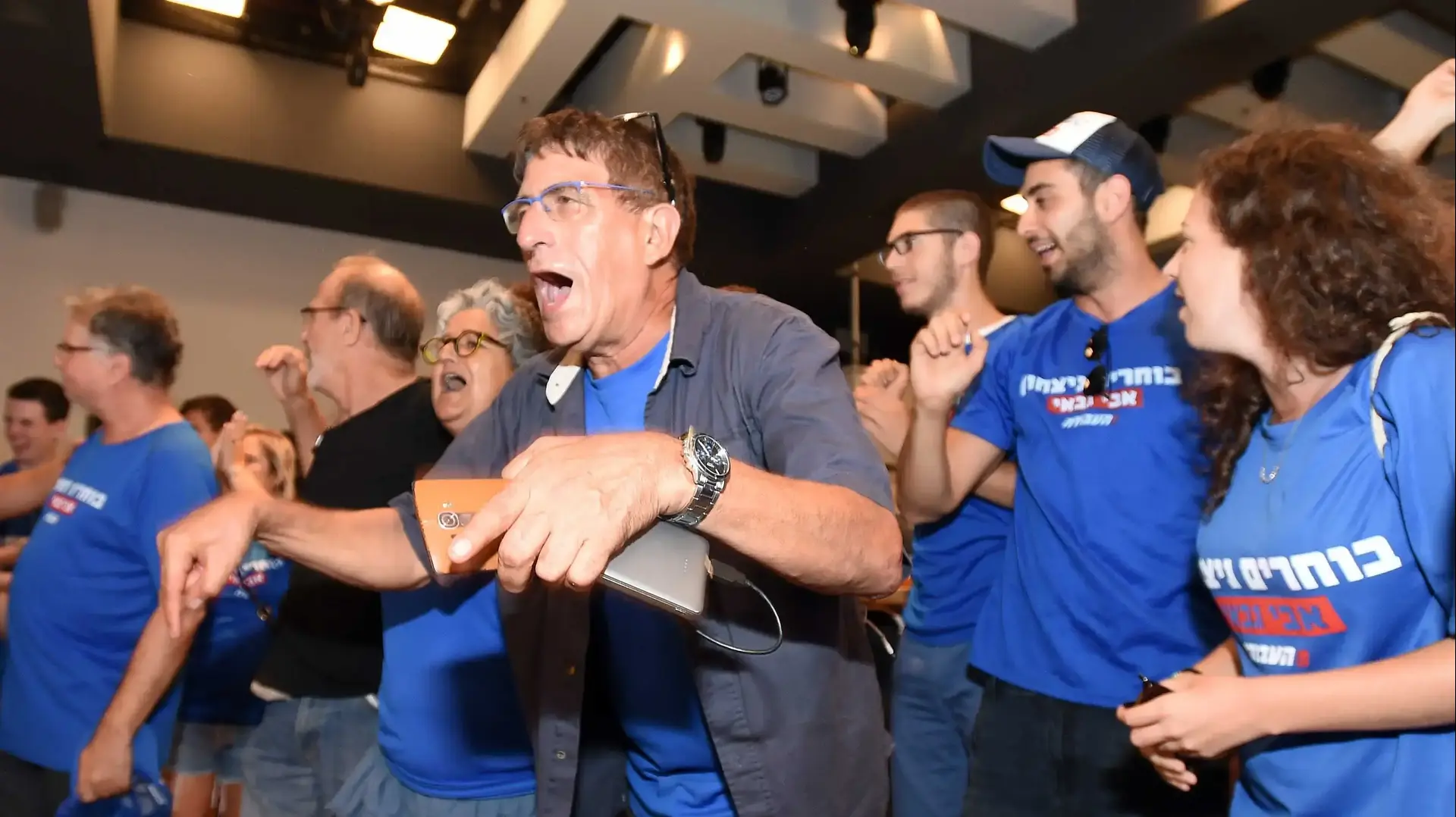 פעילים לאחר ההכרזה על אבי גבאי ביו"ר החדש של מפלגת העבודה 10 ביולי 2017 פעילים לאחר ההכרזה על אבי גבאי ביו"ר החדש של מפלגת העבודה 10 ביולי 2017