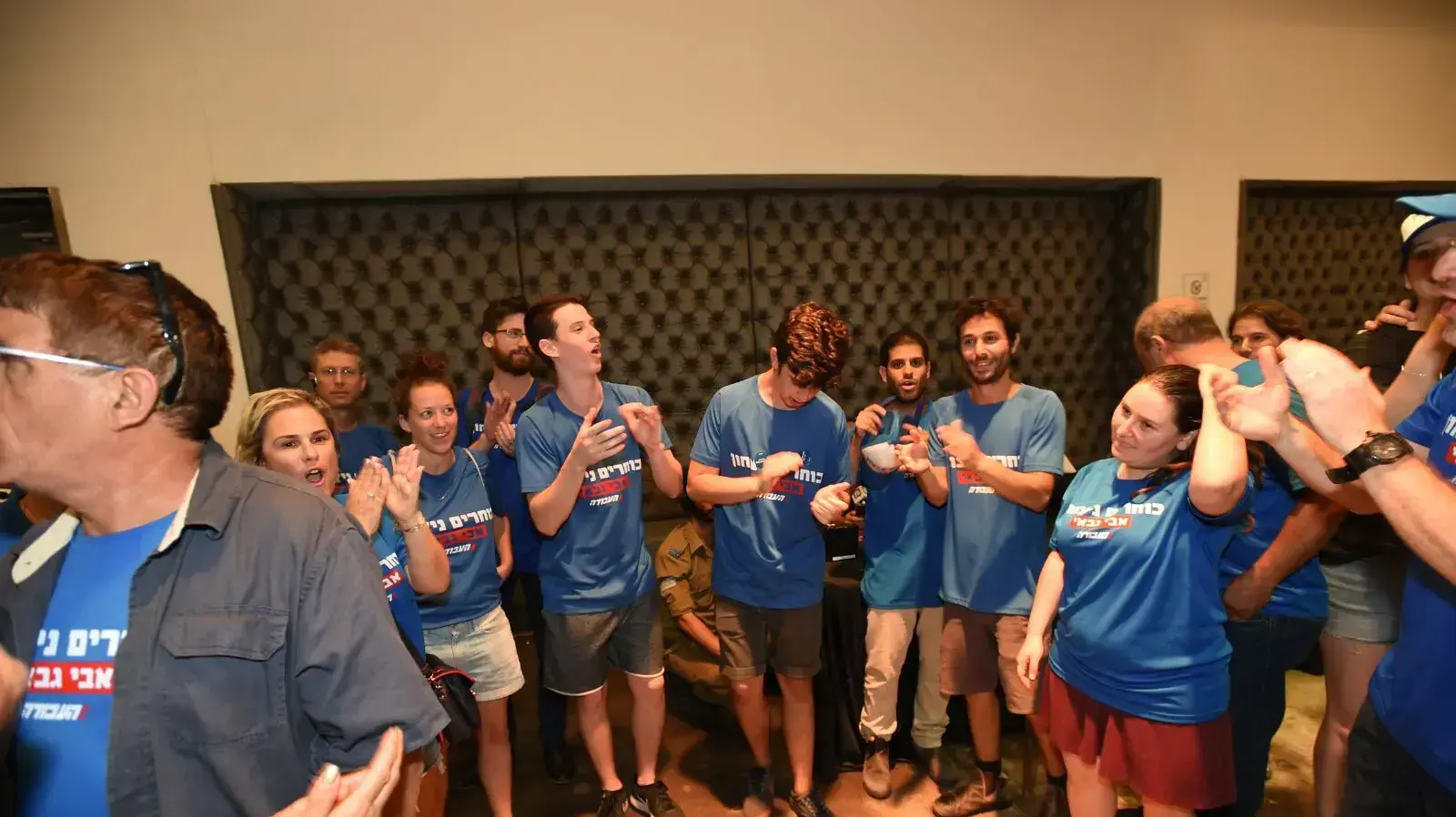 פעילים לאחר ההכרזה על אבי גבאי ביו"ר החדש של מפלגת העבודה 10 ביולי 2017 פעילים לאחר ההכרזה על אבי גבאי ביו"ר החדש של מפלגת העבודה 10 ביולי 2017