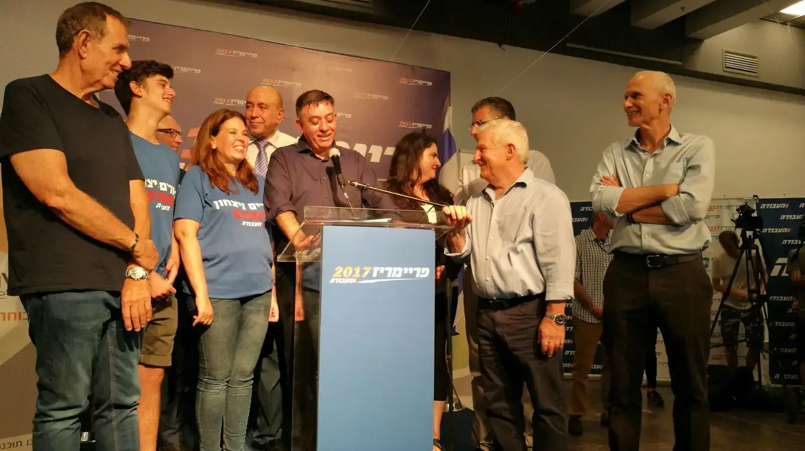 אבי גבאי עם תומכיו נואם לאחר הנצחון בראשות העבודה 10 ביולי 2017 אבי גבאי עם תומכיו נואם לאחר הנצחון בראשות העבודה 10 ביולי 2017