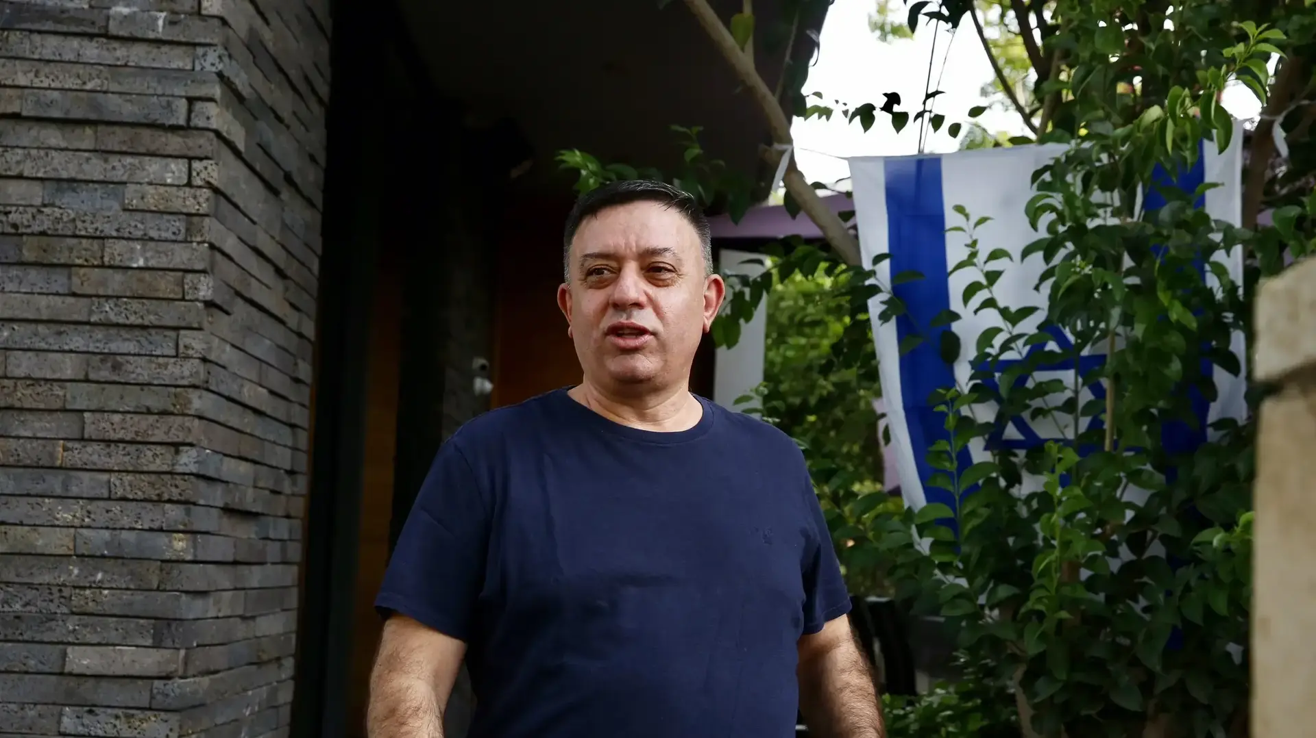 אבי גבאי יוצא מביתו הבוקר לאחר הנצחון בפריימריז בלילה 11 בילי 2017 אבי גבאי יוצא מביתו הבוקר לאחר הנצחון בפריימריז בלילה 11 בילי 2017