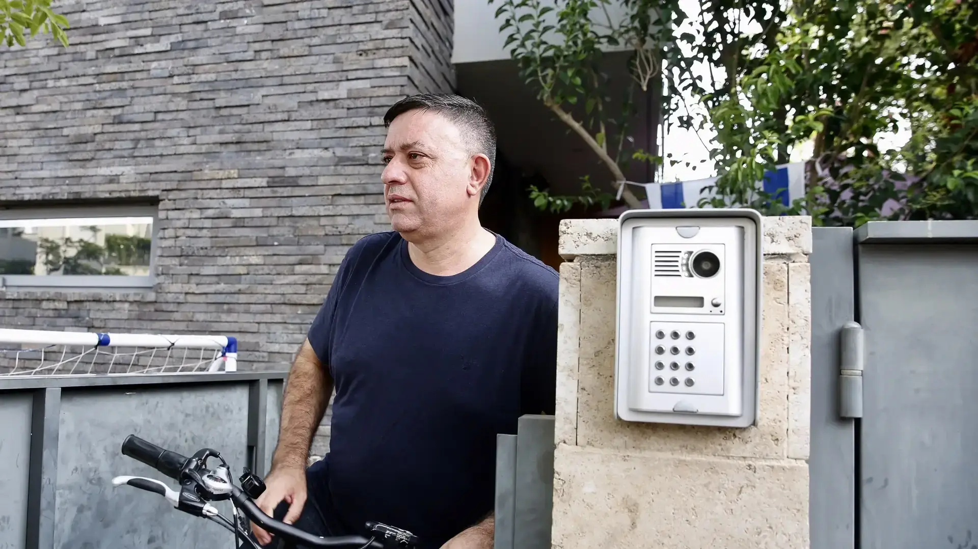 אבי גבאי יוצא מביתו הבוקר לאחר הנצחון בפריימריז בלילה 11 בילי 2017 אבי גבאי יוצא מביתו הבוקר לאחר הנצחון בפריימריז בלילה 11 בילי 2017