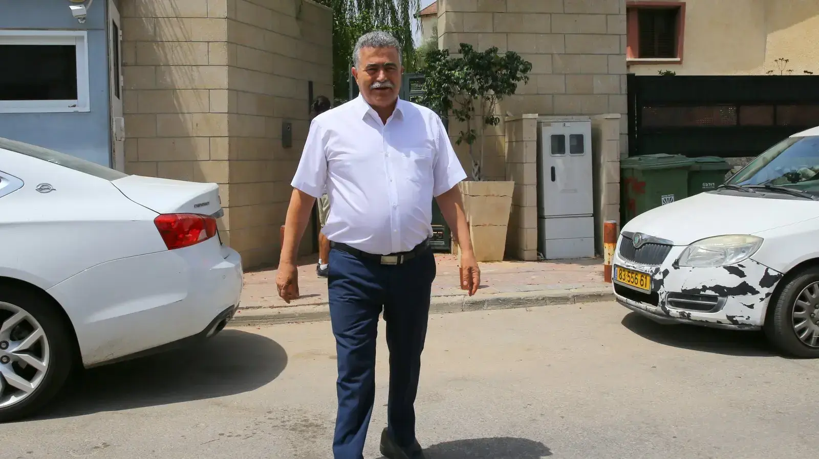 עמיר פרץ בפתח ביתו בשדרות הבוקר לאחר התבוסה בפריימריז 11 ביולי 2017 עמיר פרץ בפתח ביתו בשדרות הבוקר לאחר התבוסה בפריימריז 11 ביולי 2017