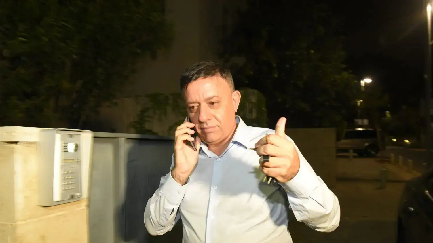 אבי גבאי בפתח ביתו בתל אביב 11 ביולי 2017 אבי גבאי בפתח ביתו בתל אביב 11 ביולי 2017