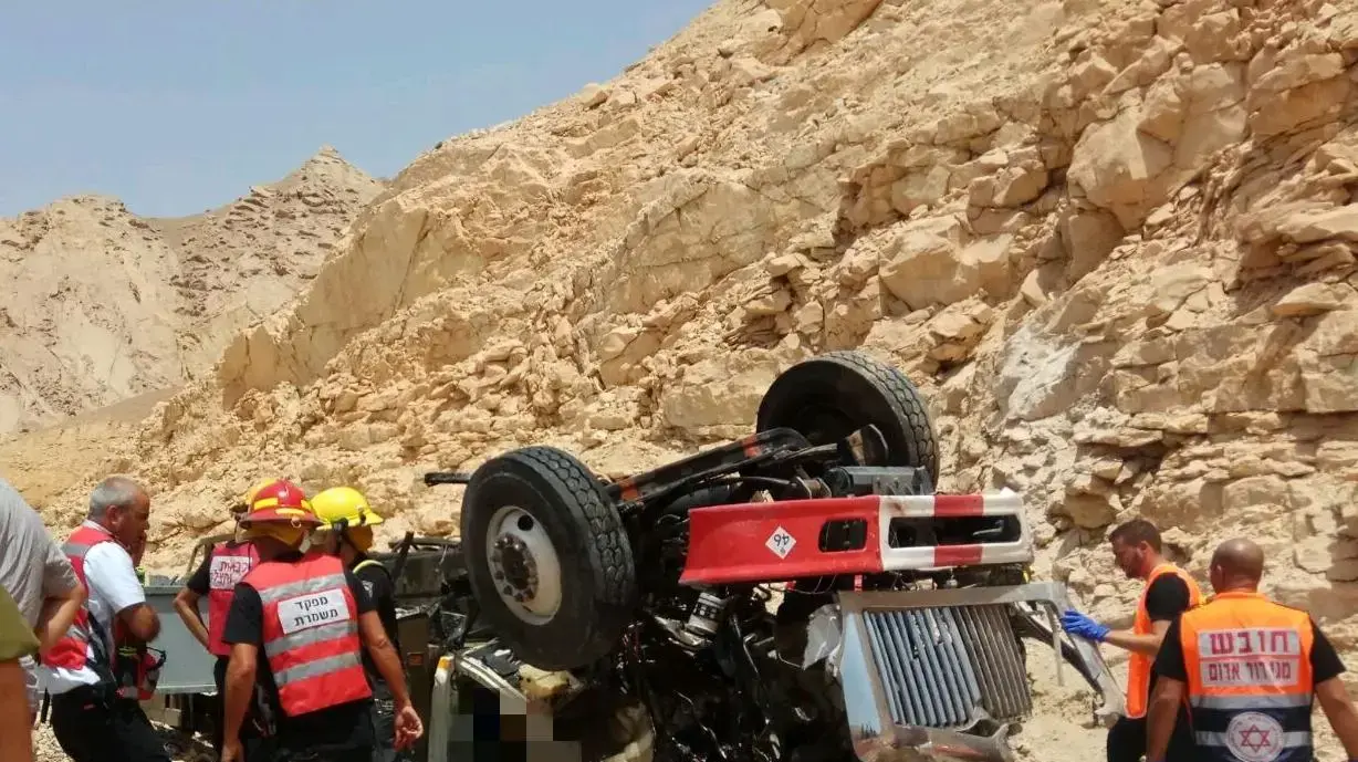 התהפכות משאית בכביש 12, ליד אילת, 13 ביולי 2017