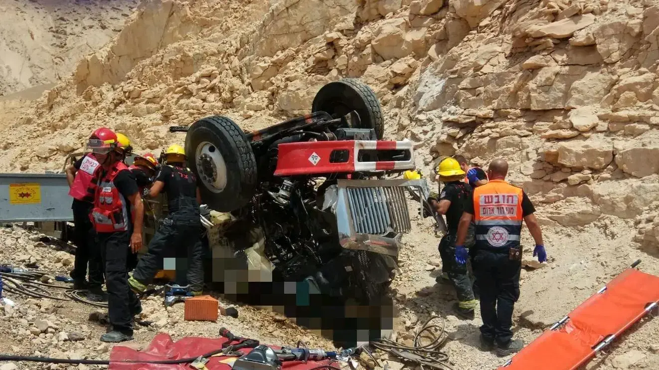 התהפכות משאית בכביש 12, ליד אילת, 13 ביולי 2017