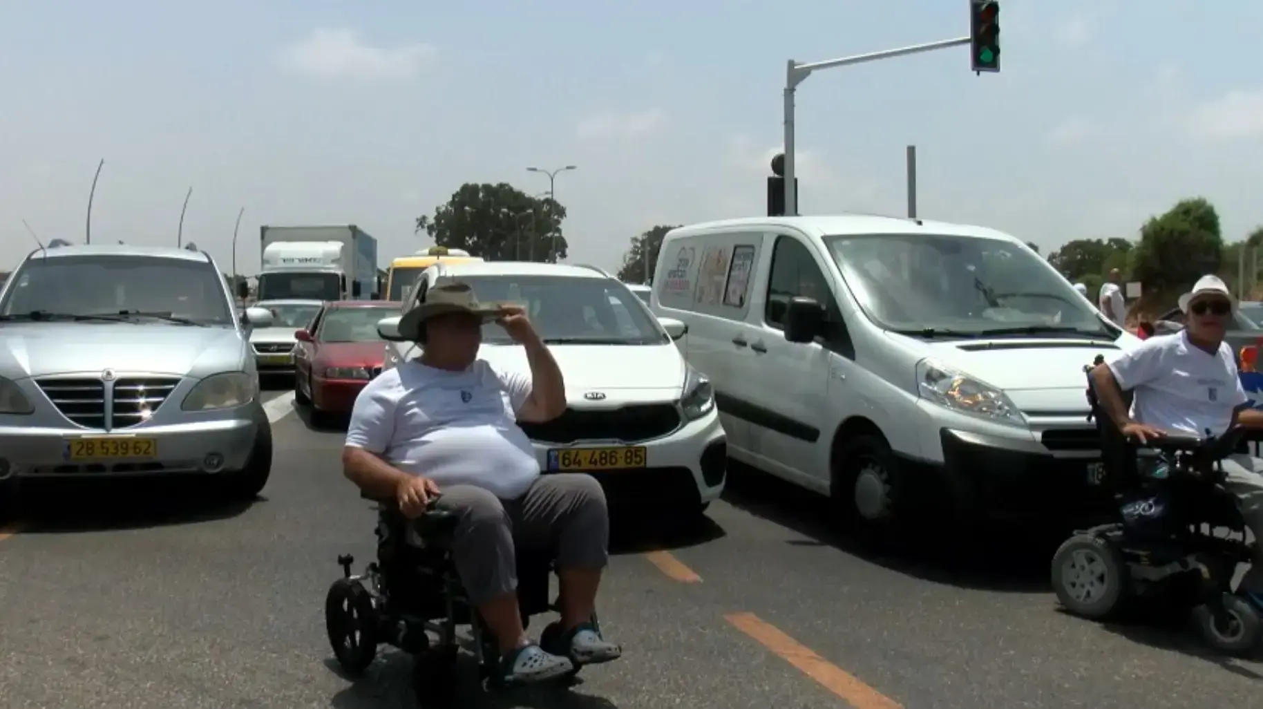 הפגנה בצומת גן יבנה נגד הקצבאות הנמוכות אותן מקבלים נכים, 13 ביולי 2017 הפגנה בצומת גן יבנה נגד הקצבאות הנמוכות אותן מקבלים נכים, 13 ביולי 2017