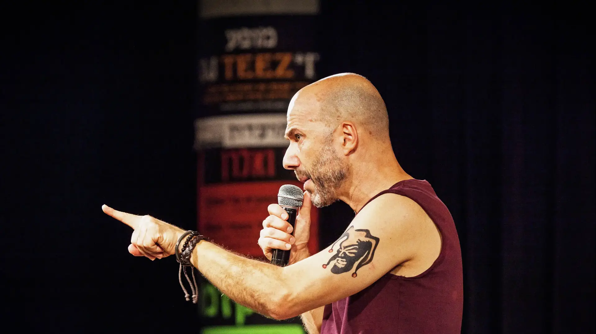 סוס אחד נכנס לבר