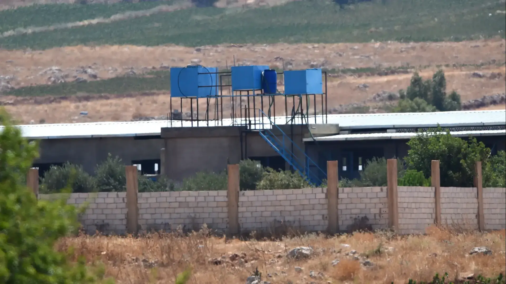 מבנה עם צבעי האו"ם יולי 2017 מבנה עם צבעי האו"ם יולי 2017