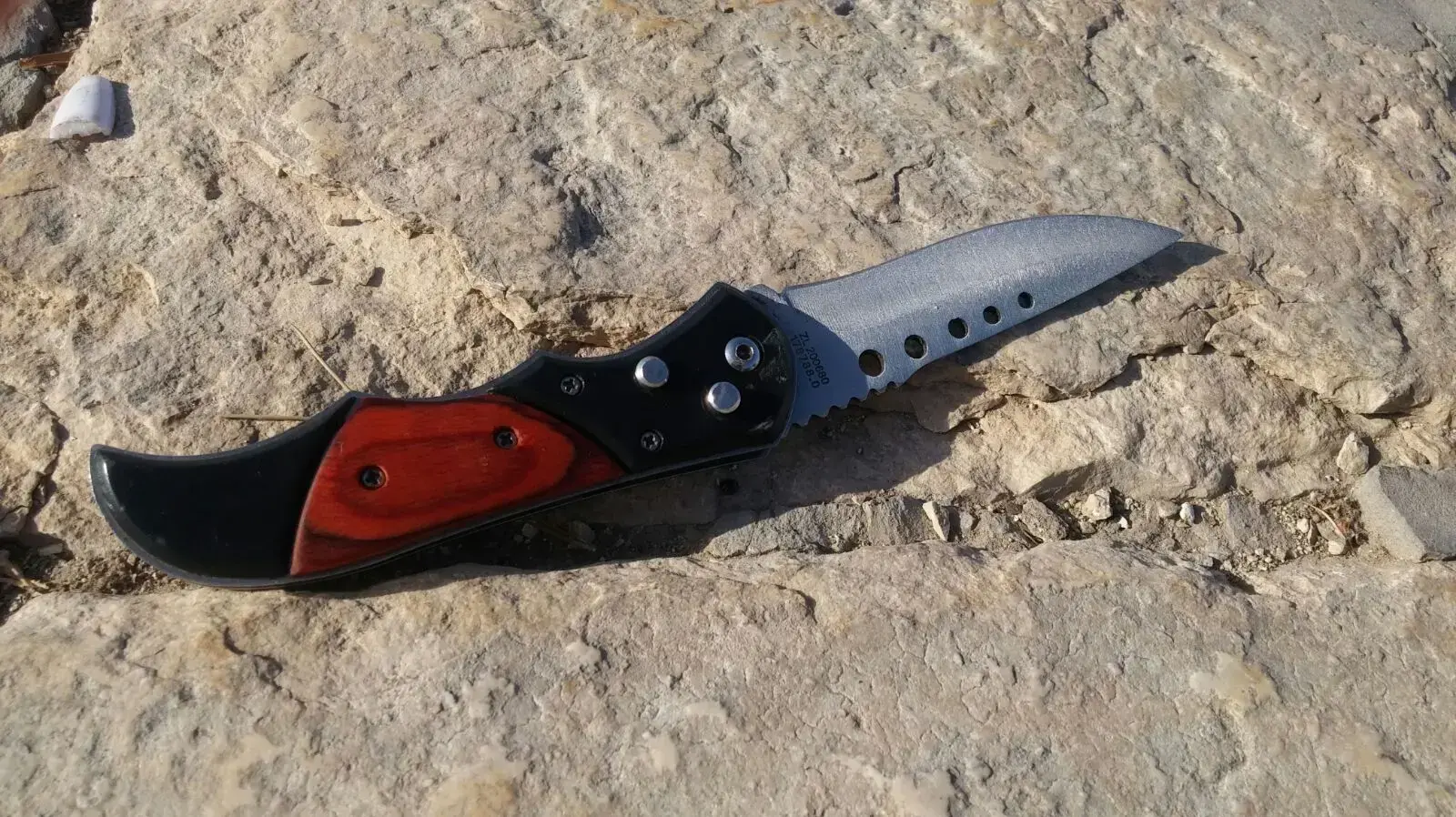 סכין שנתפסה על גופות המחבלים בפיגוע הירי בשער האריות. 14 ביולי 2017 סכין שנתפסה על גופות המחבלים בפיגוע הירי בשער האריות. 14 ביולי 2017