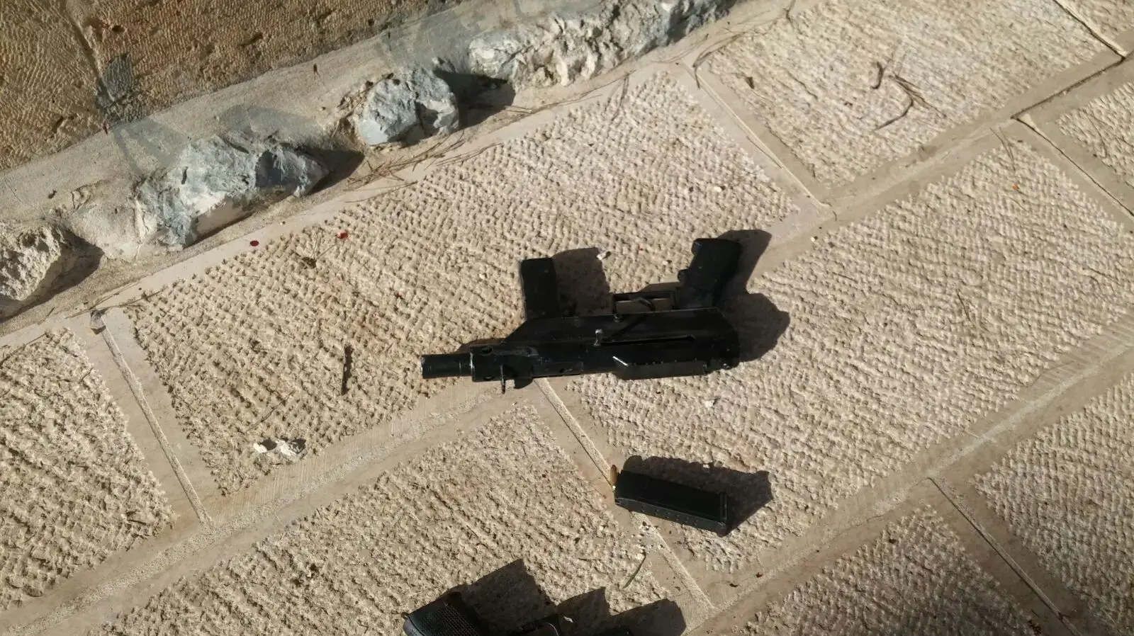 כלי נשק שנתפסו על גופות המחבלים מפיגוע הירי בשער האריות בירושלים. 14 ביולי 2017 כלי נשק שנתפסו על גופות המחבלים מפיגוע הירי בשער האריות בירושלים. 14 ביולי 2017