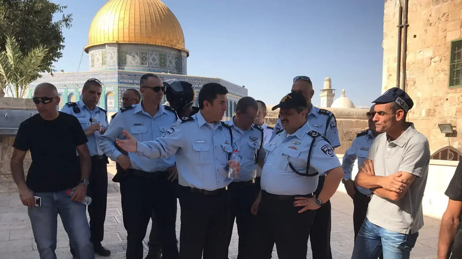 המפכ"ל רוני אלשיך בהר הבית לאחר הפיגוע בשער האריות, ירושלים, 14 ביולי 2017 המפכ"ל רוני אלשיך בהר הבית לאחר הפיגוע בשער האריות, ירושלים, 14 ביולי 2017