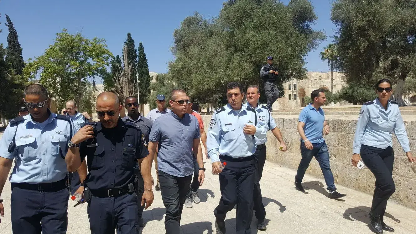 השר לביטחון פנים גלעד ארדן בהר הבית לאחר הפיגוע בשער האריות והיריות בהר הבית, 14 ביולי 2017 השר לביטחון פנים גלעד ארדן בהר הבית לאחר הפיגוע בשער האריות והיריות בהר הבית, 14 ביולי 2017