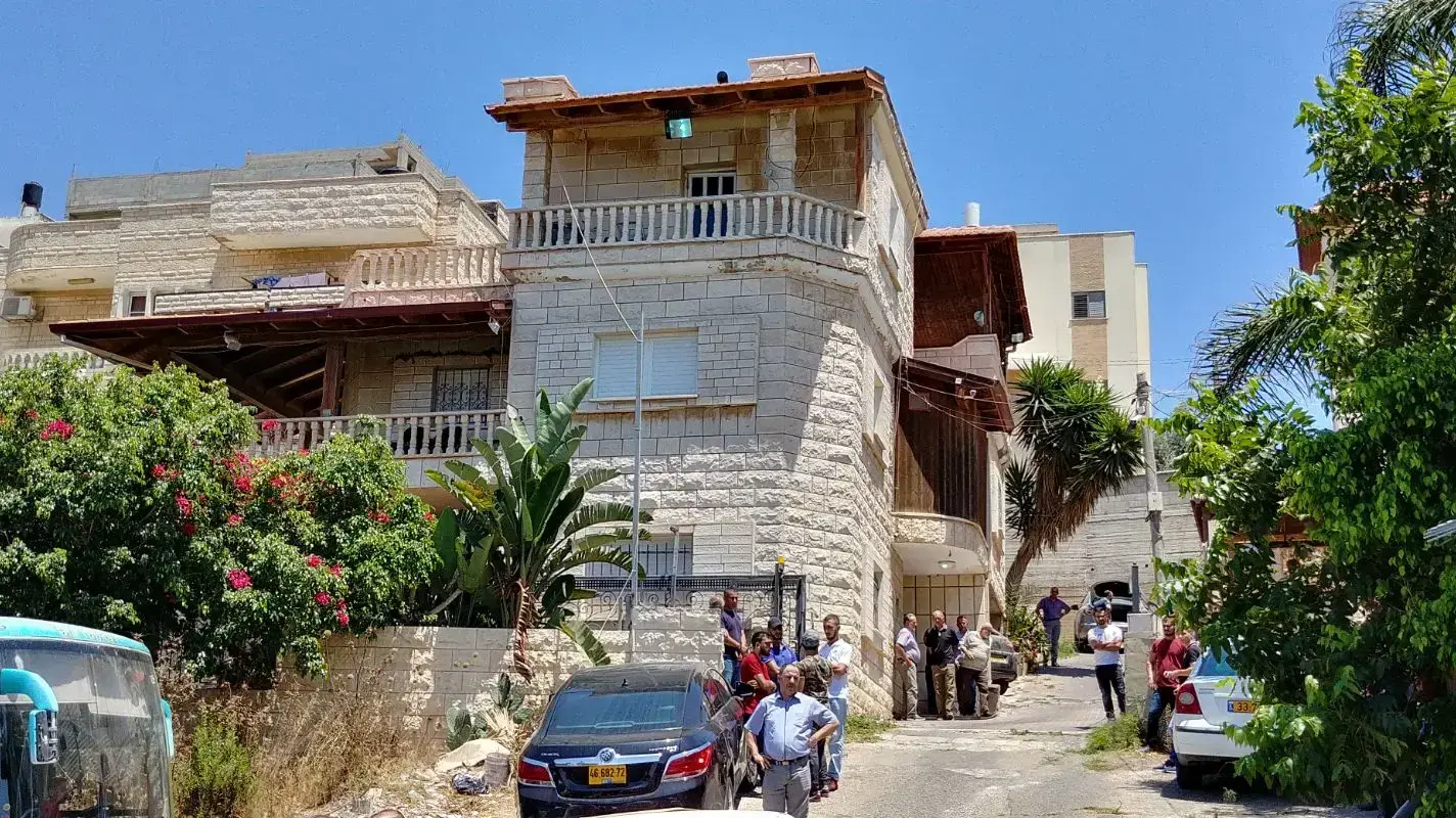 משפחתו של מוחמד ג'ברין מחבל שנורה בהר הבית לאחר פיגוע שער האריות, מקימה סוכת אבלים, אום אל פאחם , 14 ביולי 2017 משפחתו של מוחמד ג'ברין מחבל שנורה בהר הבית לאחר פיגוע שער האריות, מקימה סוכת אבלים, אום אל פאחם , 14 ביולי 2017
