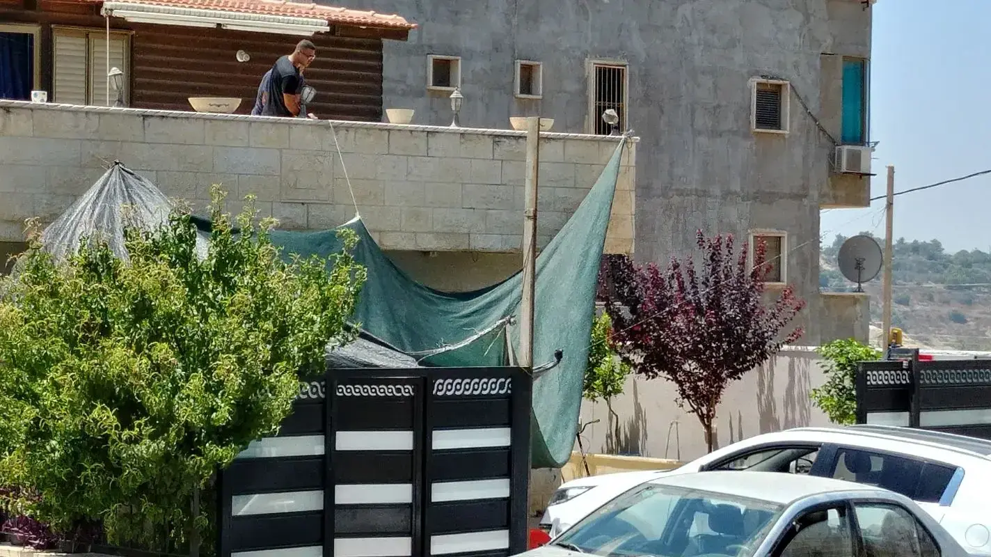 משפחתו של מוחמד ג'ברין מחבל שנורה בהר הבית לאחר פיגוע שער האריות, מקימה סוכת אבלים, אום אל פאחם , 14 ביולי 2017 משפחתו של מוחמד ג'ברין מחבל שנורה בהר הבית לאחר פיגוע שער האריות, מקימה סוכת אבלים, אום אל פאחם , 14 ביולי 2017